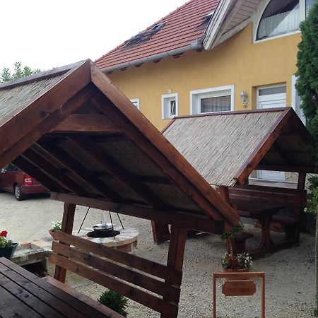 Viola Vendeghaz Bed and Breakfast Pápa Exteriör bild