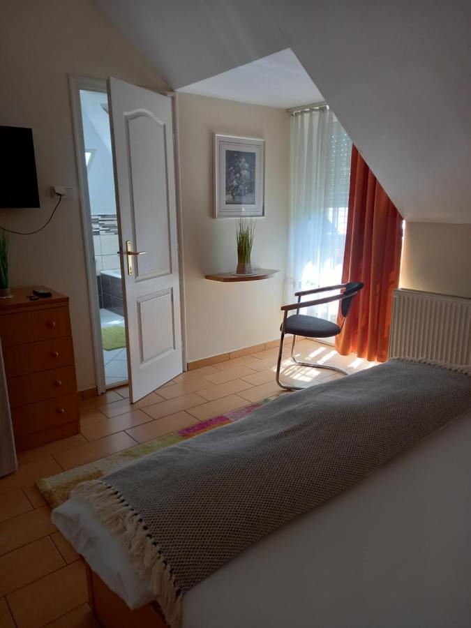 Viola Vendeghaz Bed and Breakfast Pápa Exteriör bild