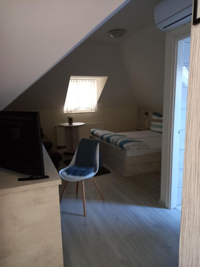 Viola Vendeghaz Bed and Breakfast Pápa Exteriör bild