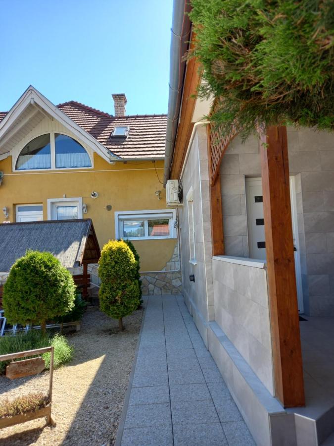 Viola Vendeghaz Bed and Breakfast Pápa Exteriör bild