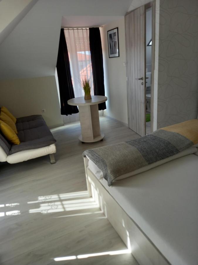 Viola Vendeghaz Bed and Breakfast Pápa Exteriör bild