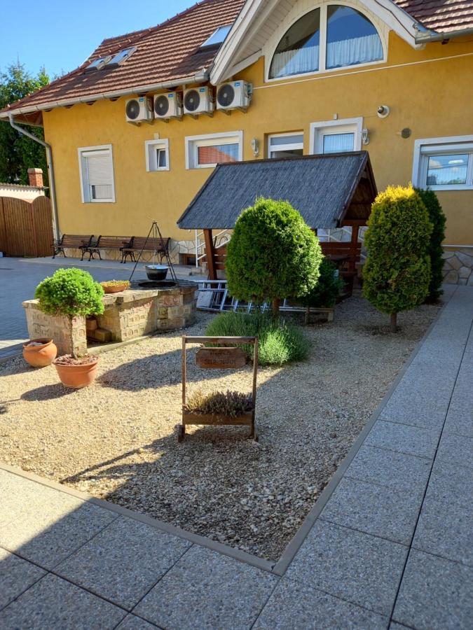Viola Vendeghaz Bed and Breakfast Pápa Exteriör bild