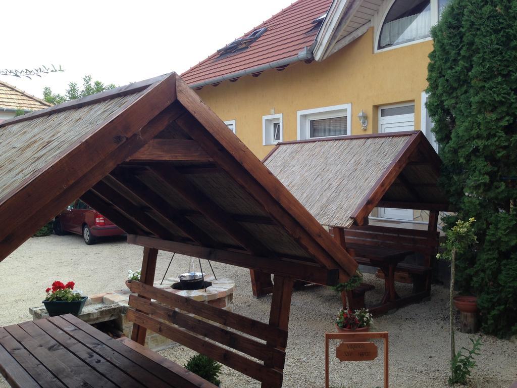 Viola Vendeghaz Bed and Breakfast Pápa Exteriör bild