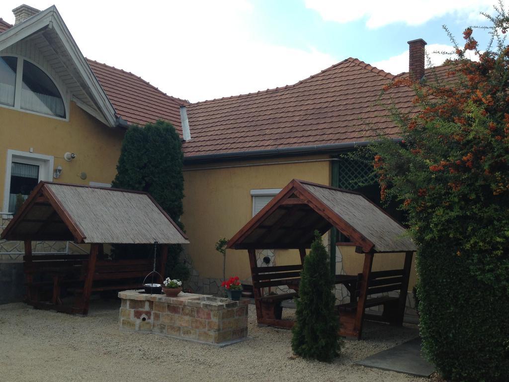 Viola Vendeghaz Bed and Breakfast Pápa Exteriör bild