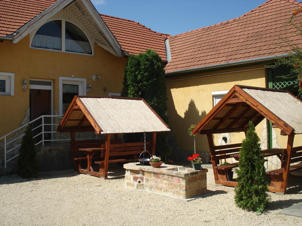Viola Vendeghaz Bed and Breakfast Pápa Exteriör bild
