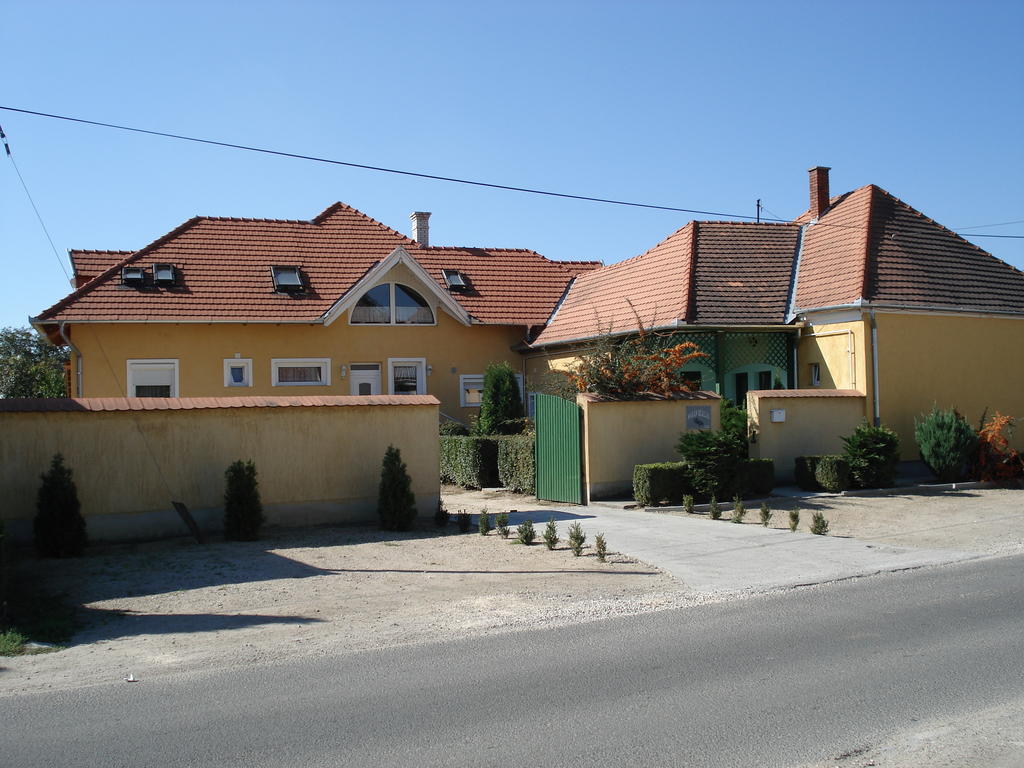 Viola Vendeghaz Bed and Breakfast Pápa Exteriör bild